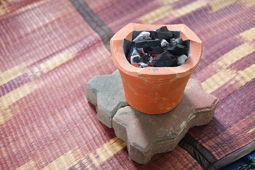 Bếp than củi rất phổ biến trong các nghi thức cúng nhập trạch
